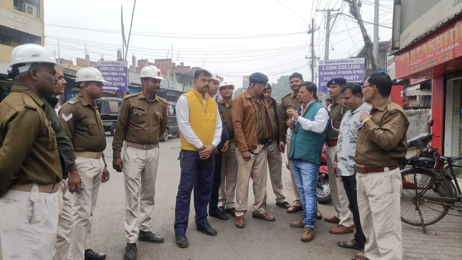 Jamshedpur News : ट्रैफिक इंस्पेक्टर ने करनडीह में चलाया अभियान, सड़क पर वाहन न खड़ा करने की अपील की