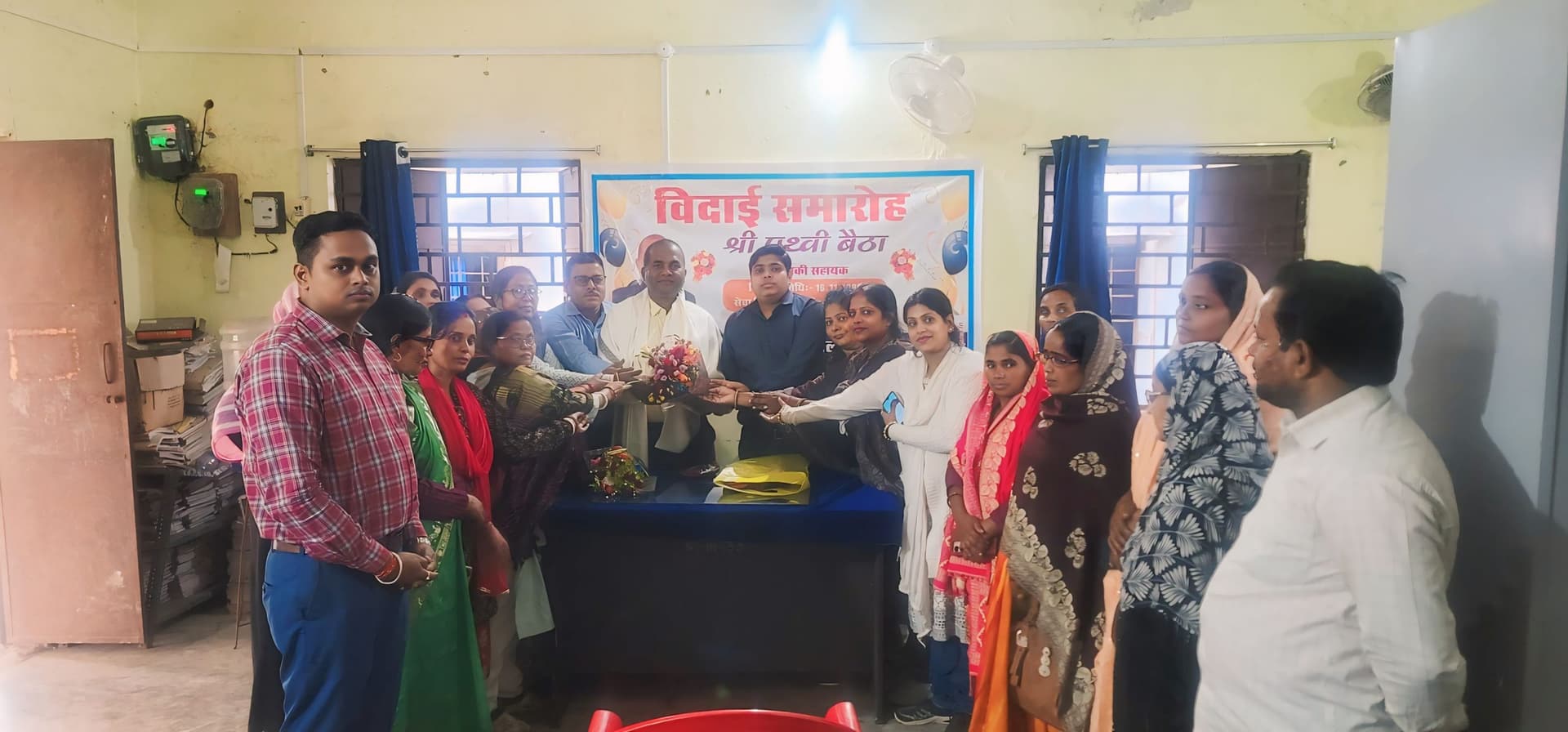 सीडीपीओ कार्यालय के प्रधान लिपिक सेवानिवृति पर दी गयी विदाई