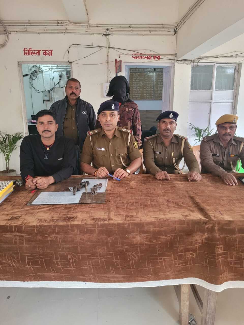 डुमरा में दो पिस्तौल व कारतूस के साथ युवक गिरफ्तार