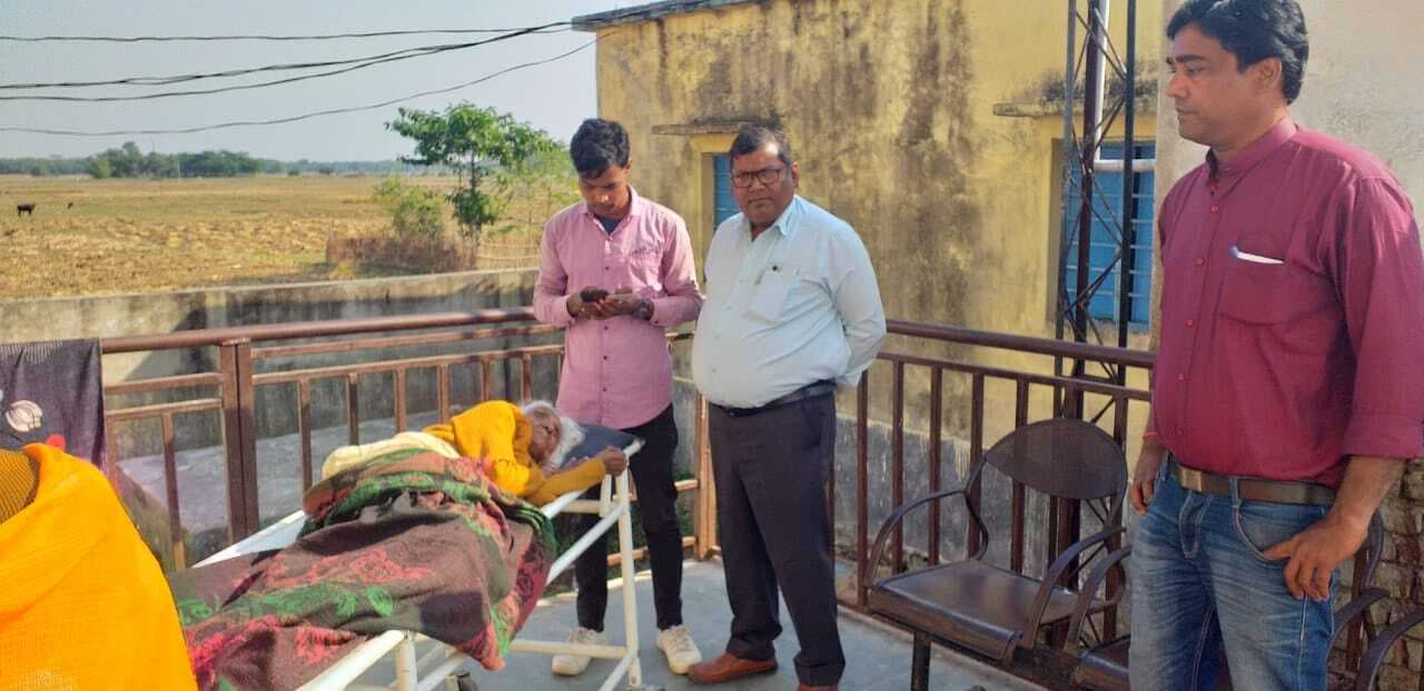 टेढ़ागाछ में 99 वर्षीय वृद्ध महिला का बना आयुष्मान कार्ड, स्वास्थ्य विभाग की पहल को डीएम ने सराहा