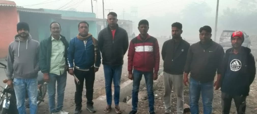 स्थानीय लोगों को प्राथमिकता नहीं देने का आरोप