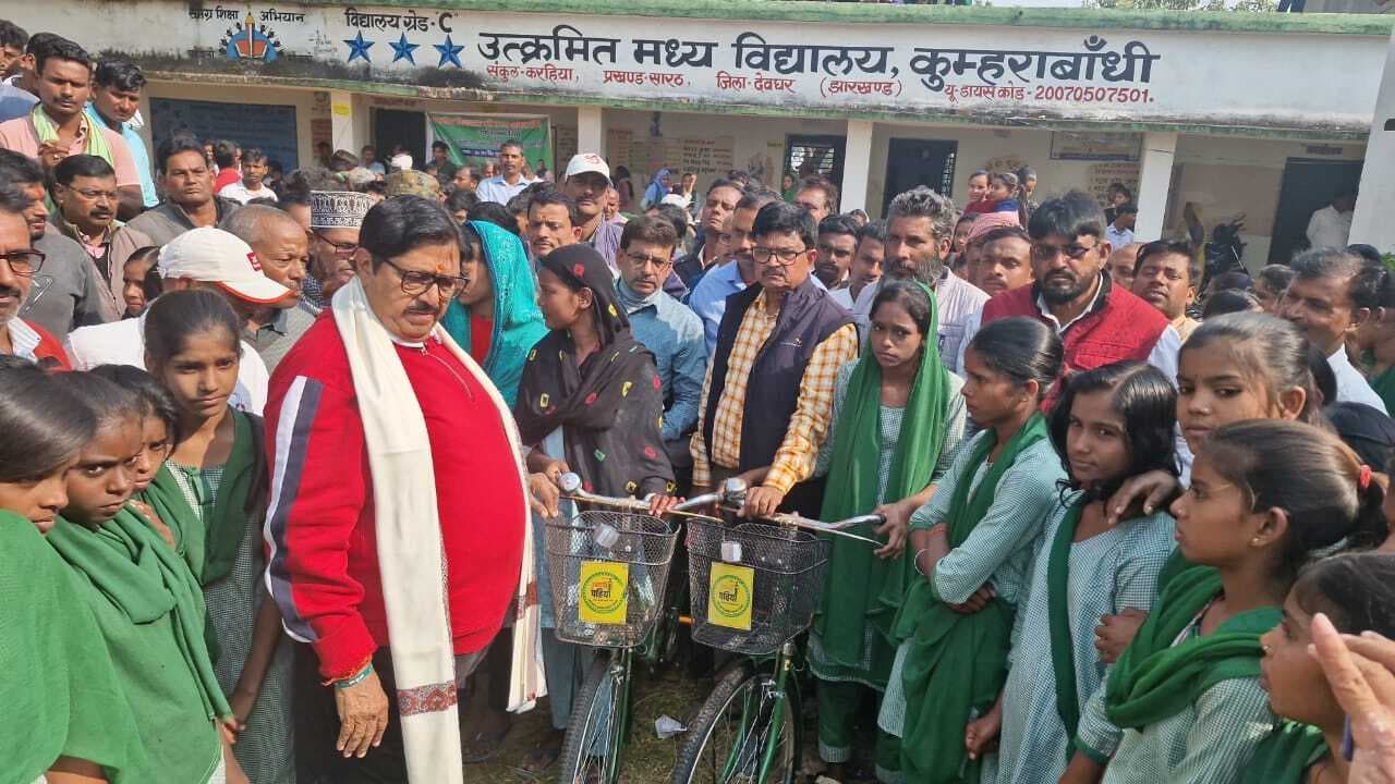 504 छात्रों के बीच साइकिल का वितरण