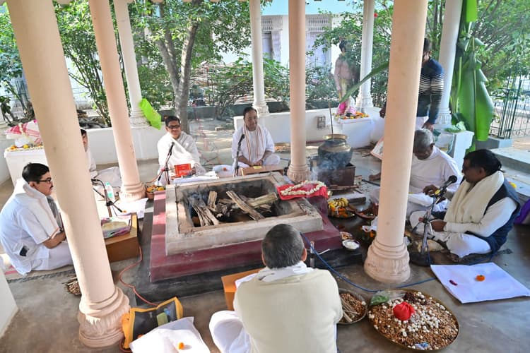 Deoghar News : प्रधान आचार्य श्रीश्री बड़ दा की जन्मतिथि पर हुआ यज्ञ, अस्पताल में बांटे फल