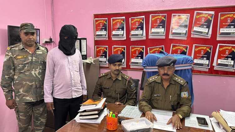 देसी कट्टा व दो जिंदा कारतूस के साथ युवक को पुलिस ने दबोचा