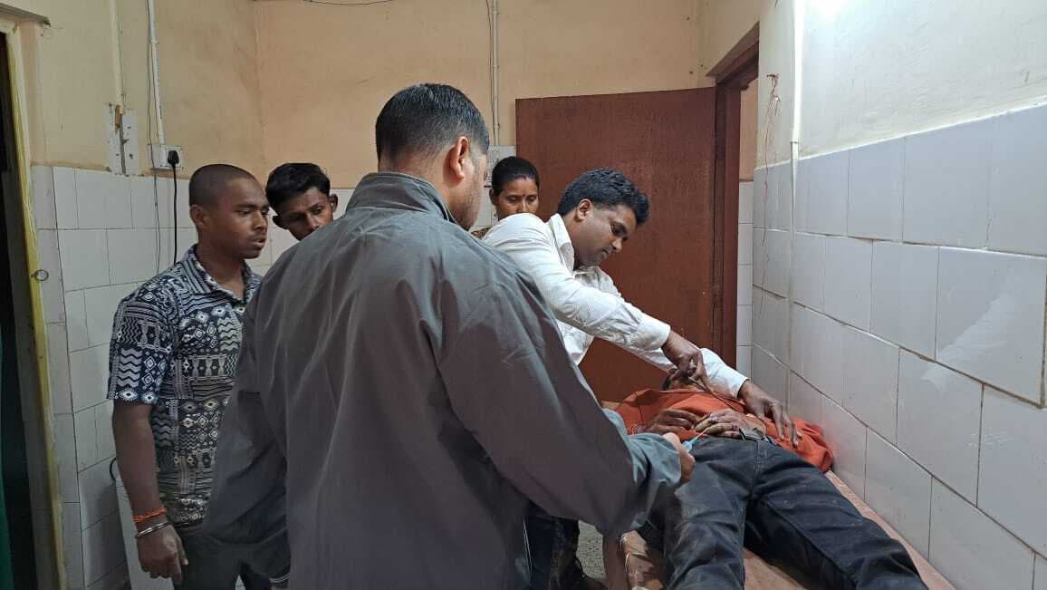 बाइक से गिरकर तीन युवक घायल, धनबाद रेफर