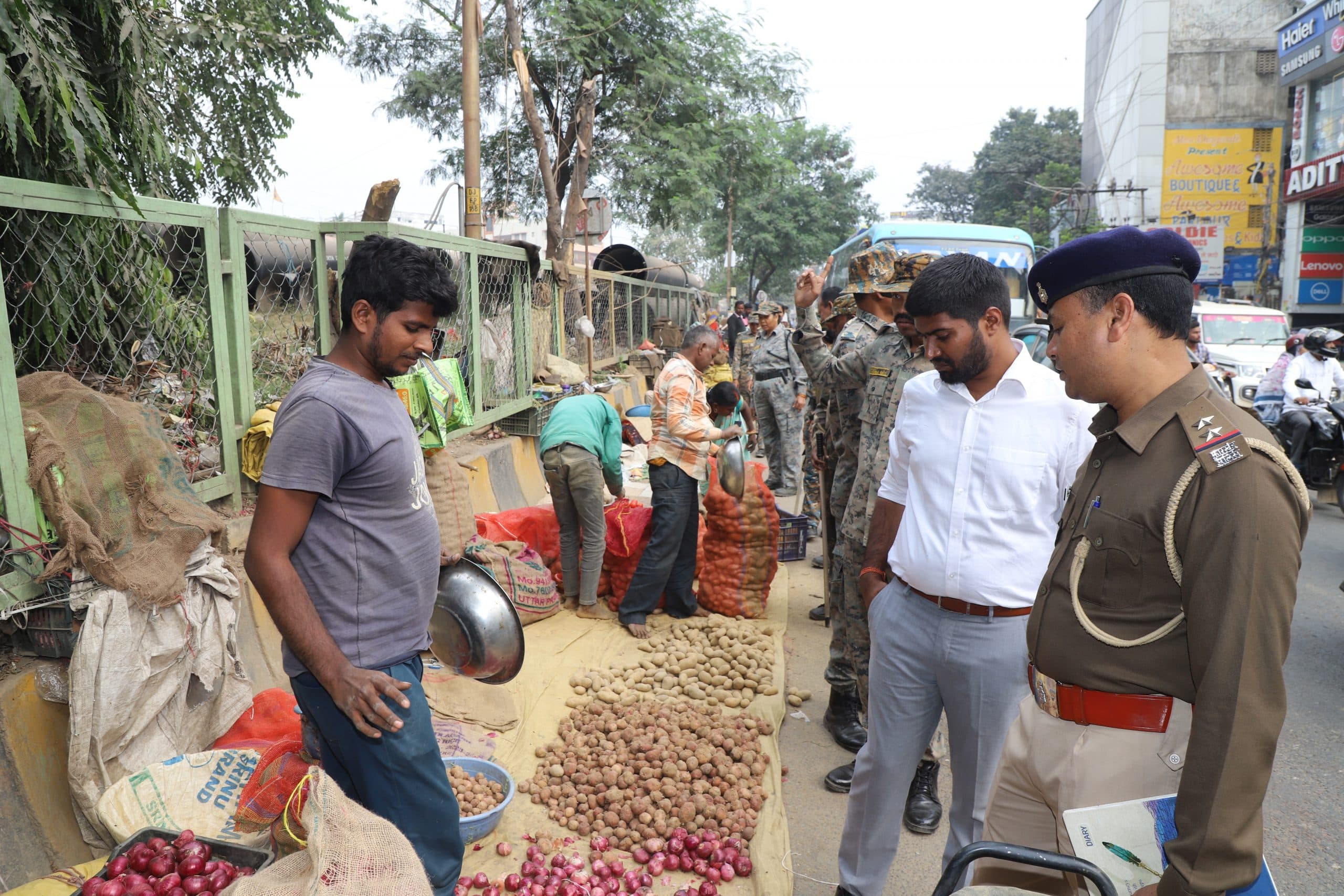 Jamshedpur News : चार घंटे चला अतिक्रमण हटाओ अभियान, सड़क किनारे से हटाये गये 69 दुकानदार