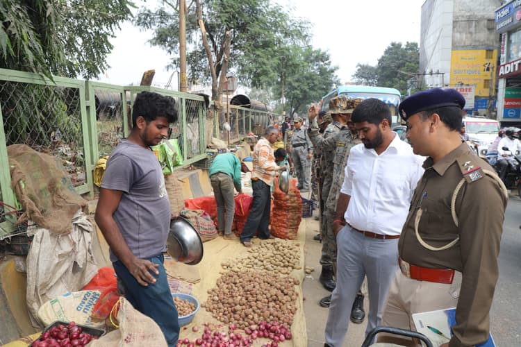 Jamshedpur News : चार घंटे चला अतिक्रमण हटाओ अभियान, सड़क किनारे से हटाये गये 69 दुकानदार