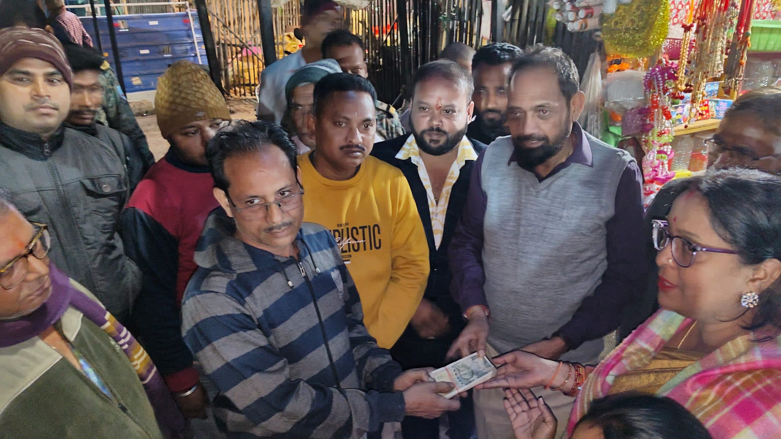 सोनारी : पीड़ित दुकानदार से मिले सांसद, आर्थिक मदद की