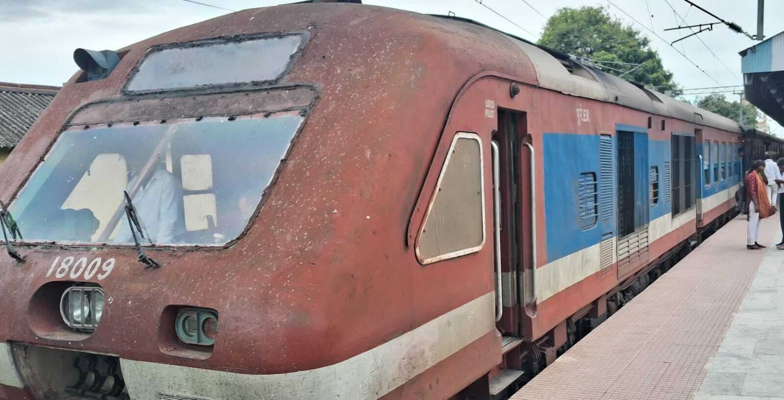 रुक नहीं रहा खगड़िया-जमालपुर डेमू ट्रेन का अनिश्चित विलंब परिचालन