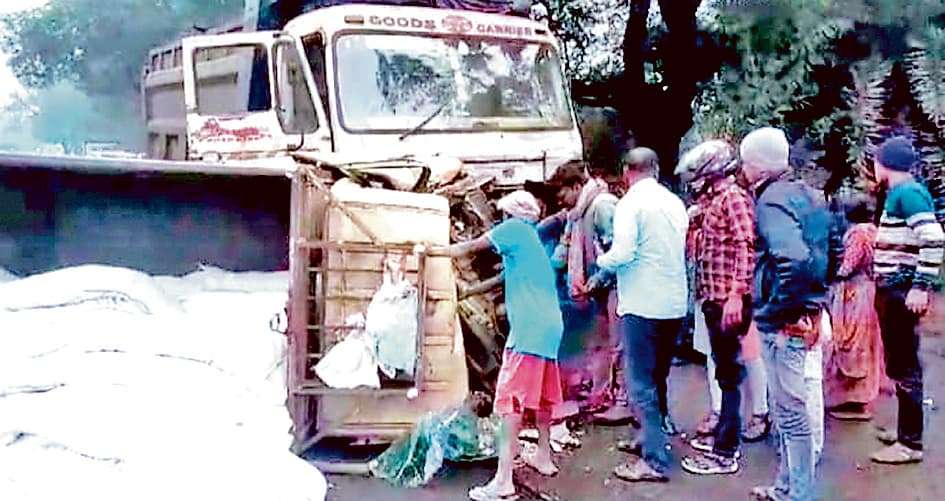 जामुड़िया : हाइवा ने पिकअप को मारी टक्कर, चालक व खलासी हुए घायल