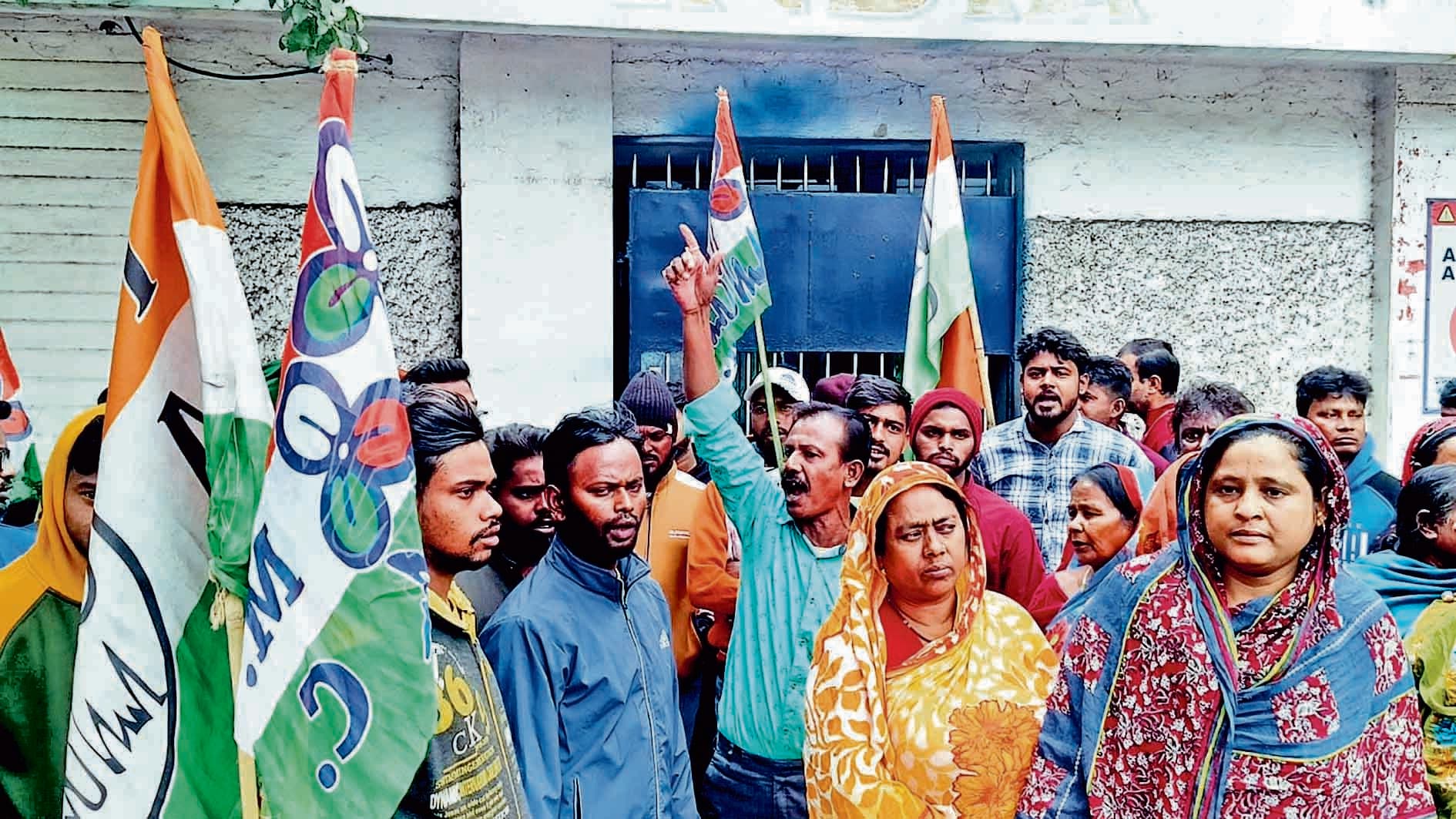 दुर्गापुर : ग्रेफाइट प्लांट में नियुक्ति की मांग को लेकर स्थानीय युवकों ने किया प्रदर्शन