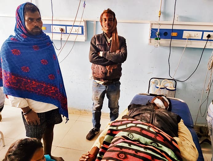 सड़क हादसे में बाइक सवार तीन दोस्त जख्मी