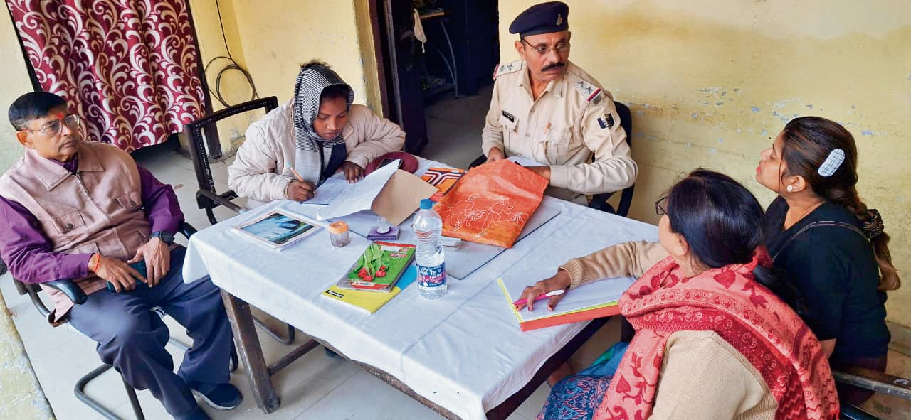 saran news : चोरों ने ट्रेन में सिगरेट से फैलाया नशीला धुआं और लूट लिया लाखों रुपये का सामान