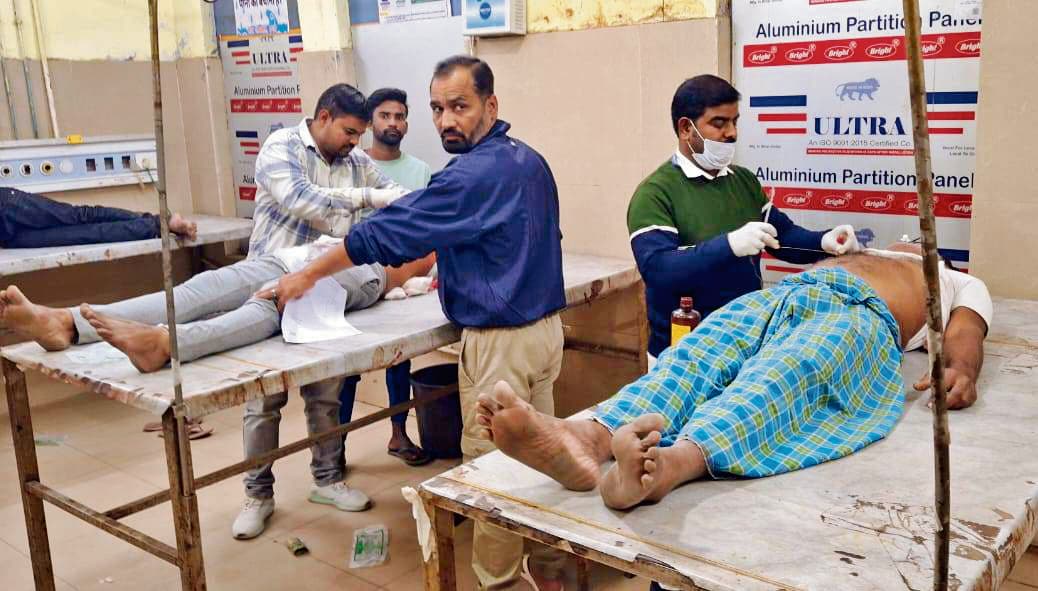 saran news : गाड़ी हटाने के विवाद में बाप-बेटे को घोंपा चाकू, पटना रेफर