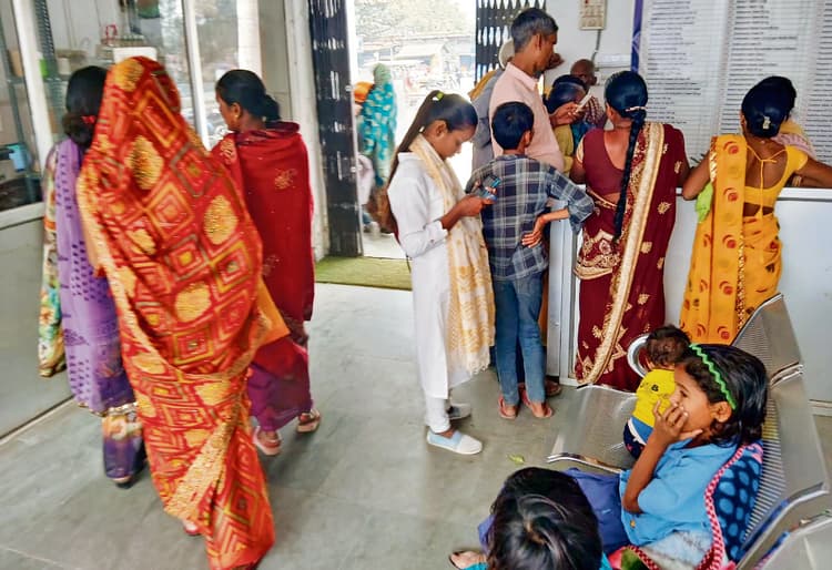 saran news : सोनपुर मेले से लौट रही कार खाई में गिरी, दो की मौत, तीन जख्मी