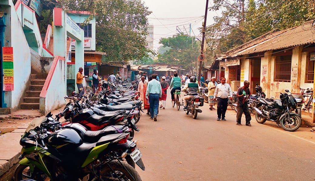 शहर में पार्किंग नहीं होने से लग रहा जाम