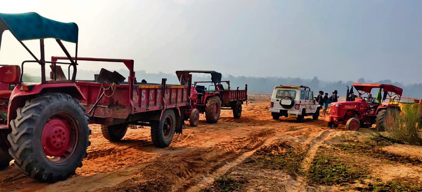 Rourkela News: बिना ट्रांजिट परमिट अवैध बालू परिवहन में लगे 13 वाहन जब्त