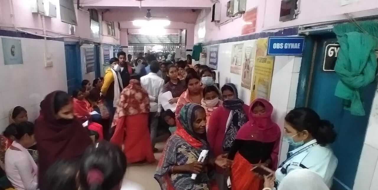 रजिस्ट्रेशन से जांच तक खड़े रहते हैं मरीज, सबके बैठने की व्यवस्था नहीं