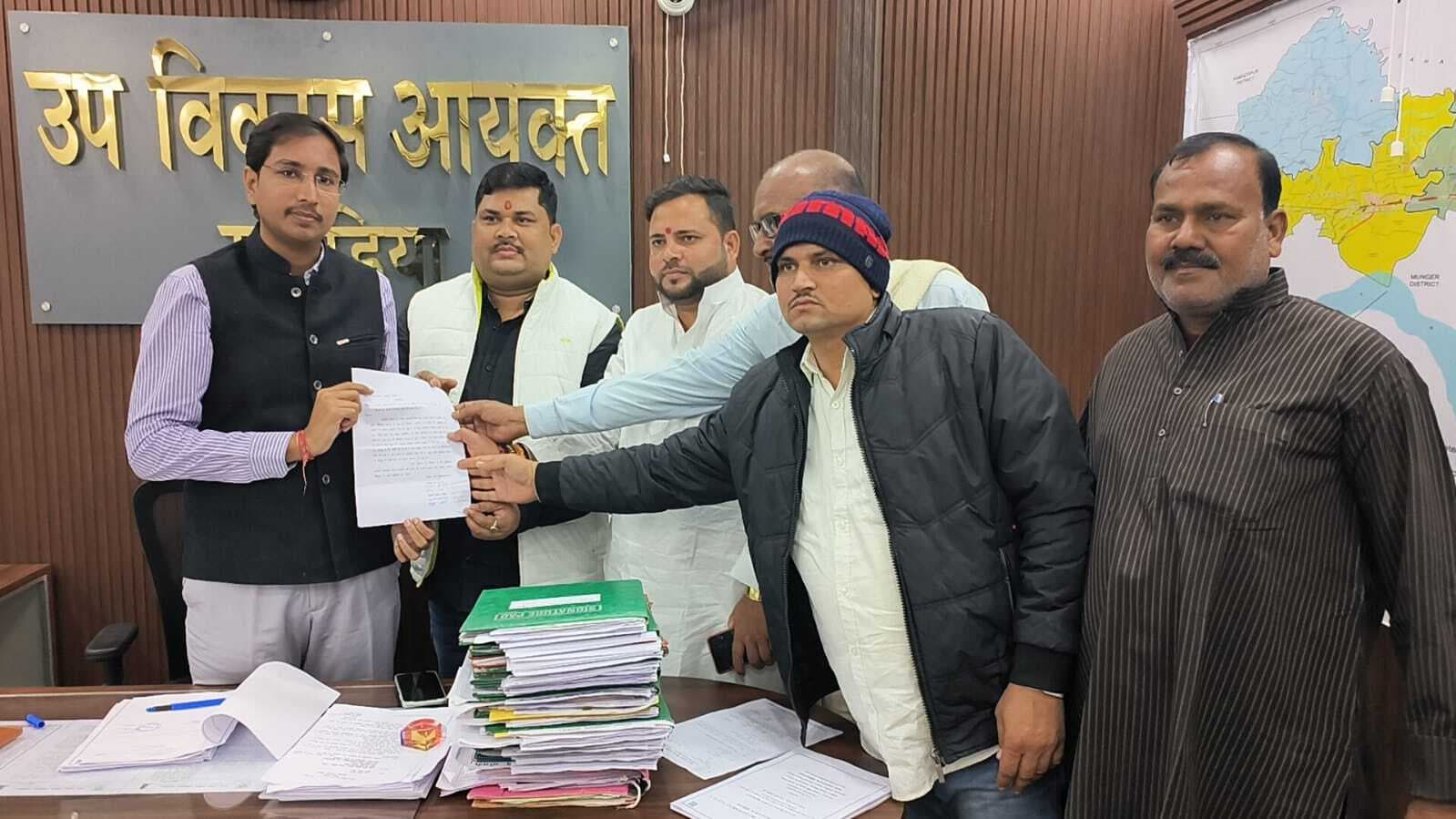 पचाठ व नवटोलिया में कटाव निरोधक कार्य की मांग को लेकर डीएम को सौंपा ज्ञापन