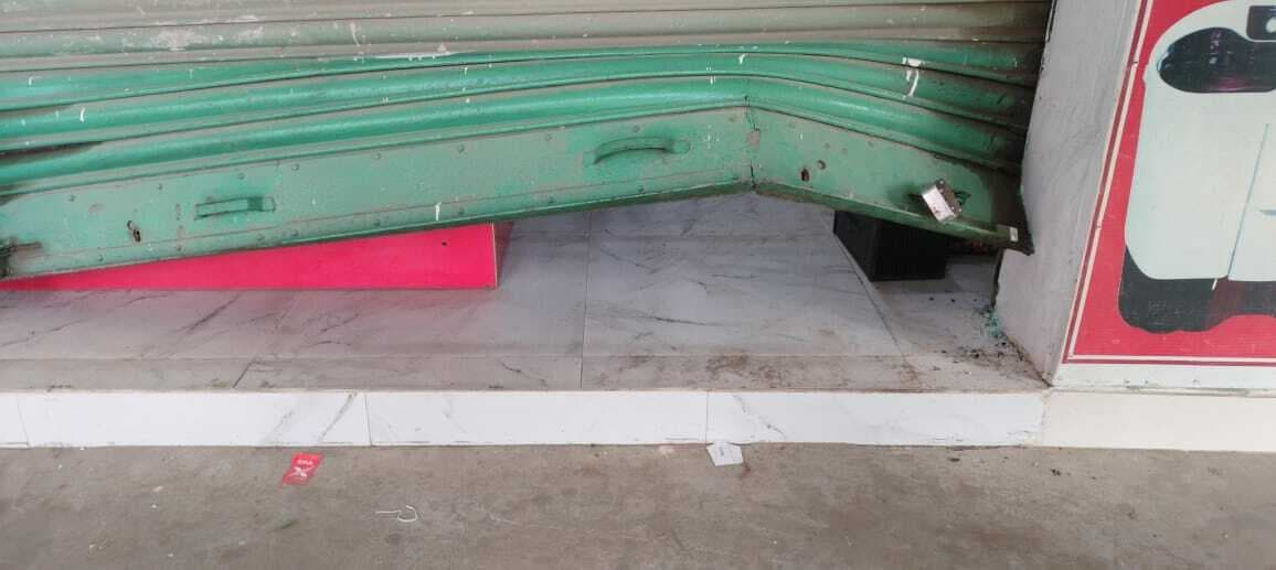 इलेक्ट्रॉनिक दुकान में चार लाख की चोरी