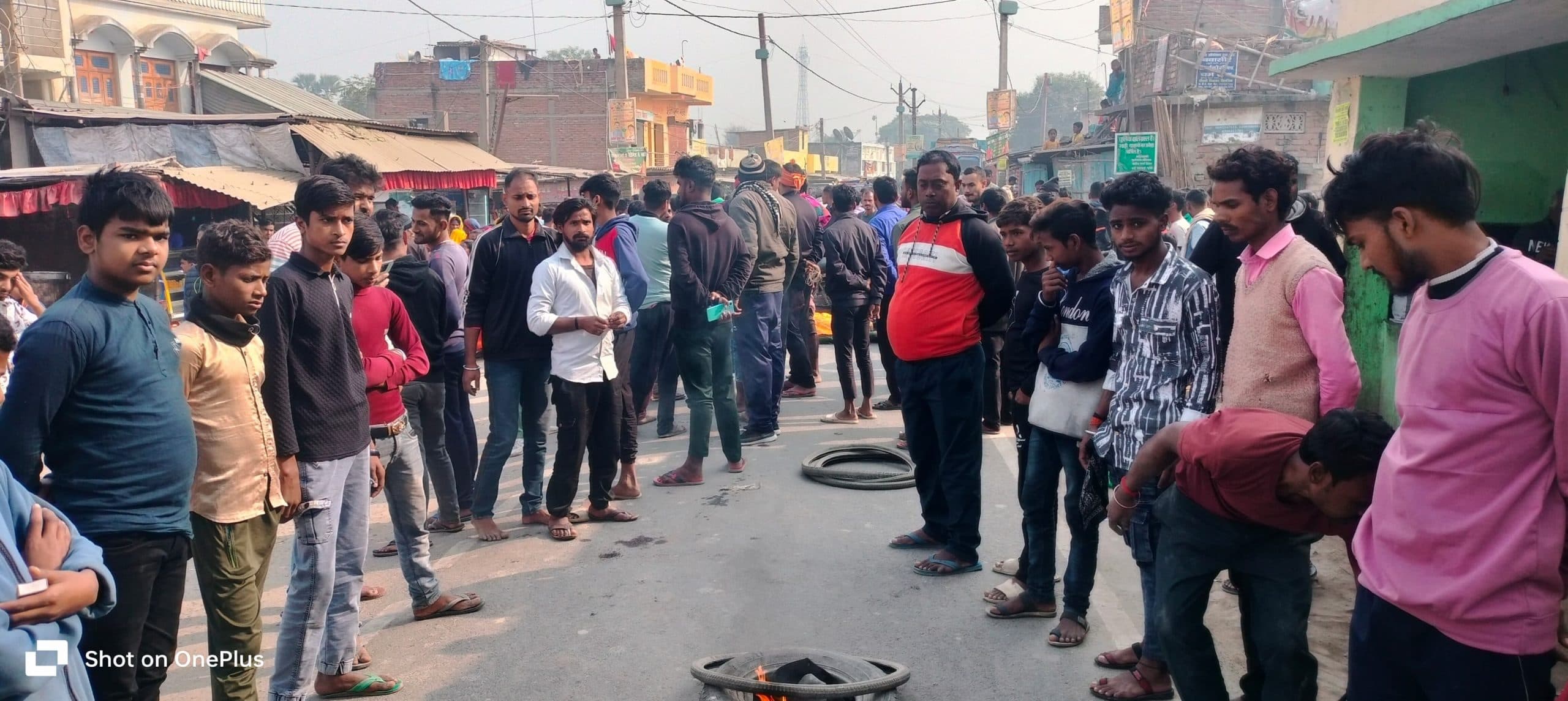 लापता युवक का शव मिलने के बाद आक्रोशित ग्रामीणों ने किया रोड जाम