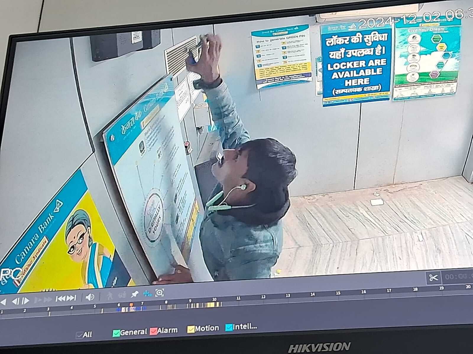 गोपालपुर थाना के बगल में लगे केनरा बैंक के एटीएम से बैटरी चोरी