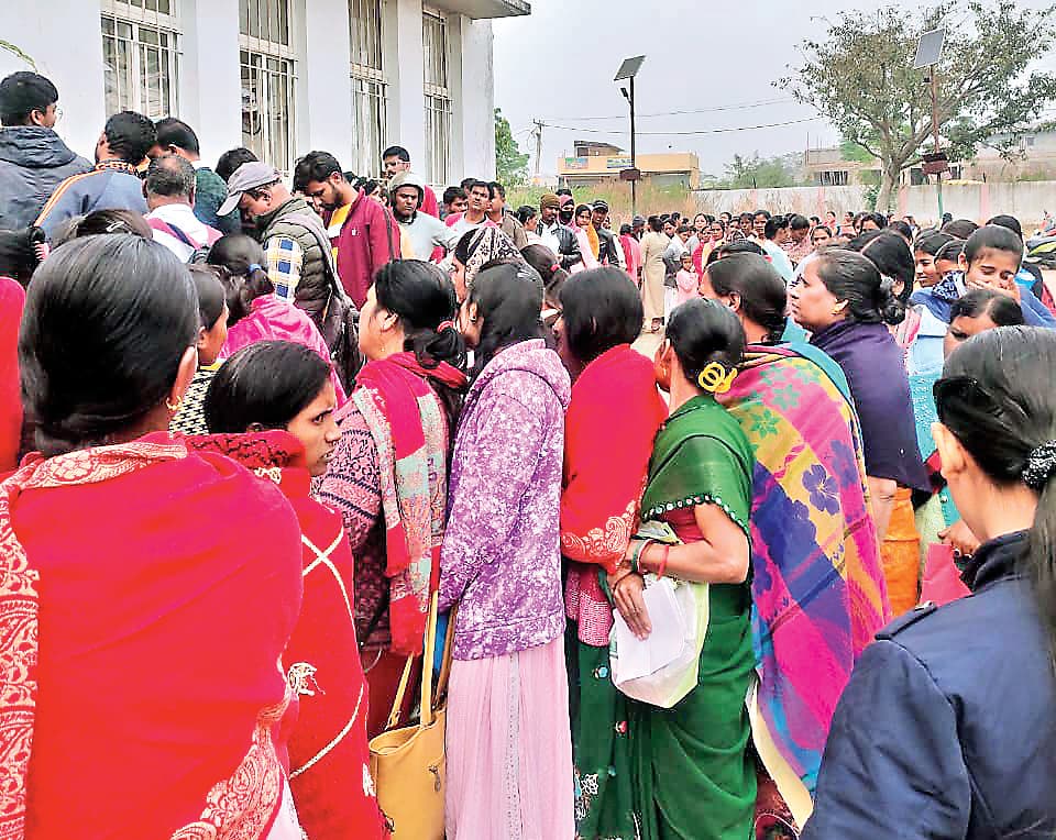 Maiya Samman Yojana: मंईयां सम्मान के लिए लग रही लंबी लाइन