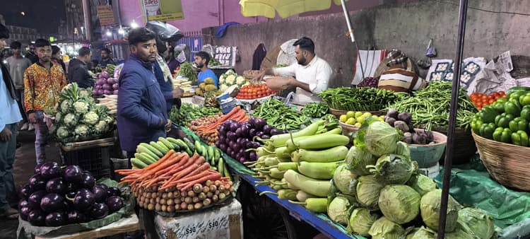 Giridih News: ठंड के आने के साथ ही हरी सब्जियों से सजने लगा बाजार, दाम गिरा