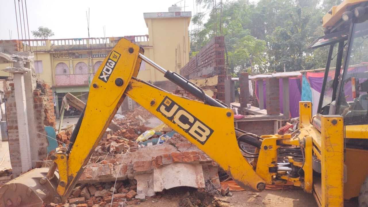 वन भूमि की जमीन पर बना रहे घर को तोड़ा