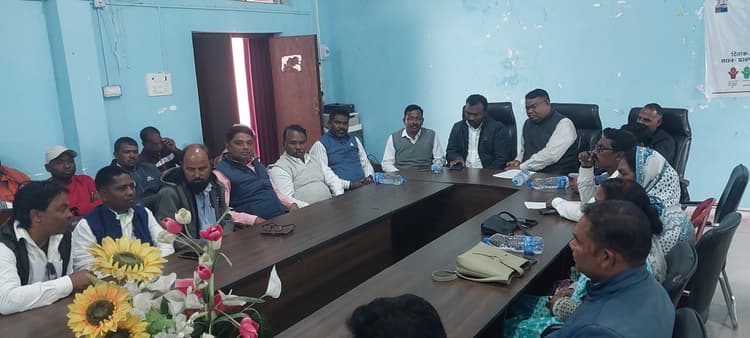 Seraikela News : खरसावां शहीद पार्क की सफाई व रंग-रोगन जल्द पूरा करें : बीडीओ