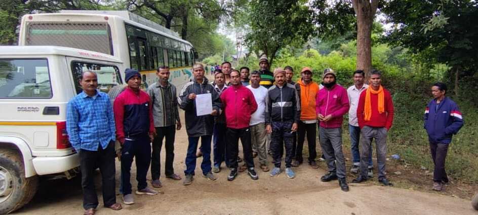 East Singhbhum : बागजांता माइंस के ठेका मजदूरों ने रोजगार की मांग पर किया चक्का जाम