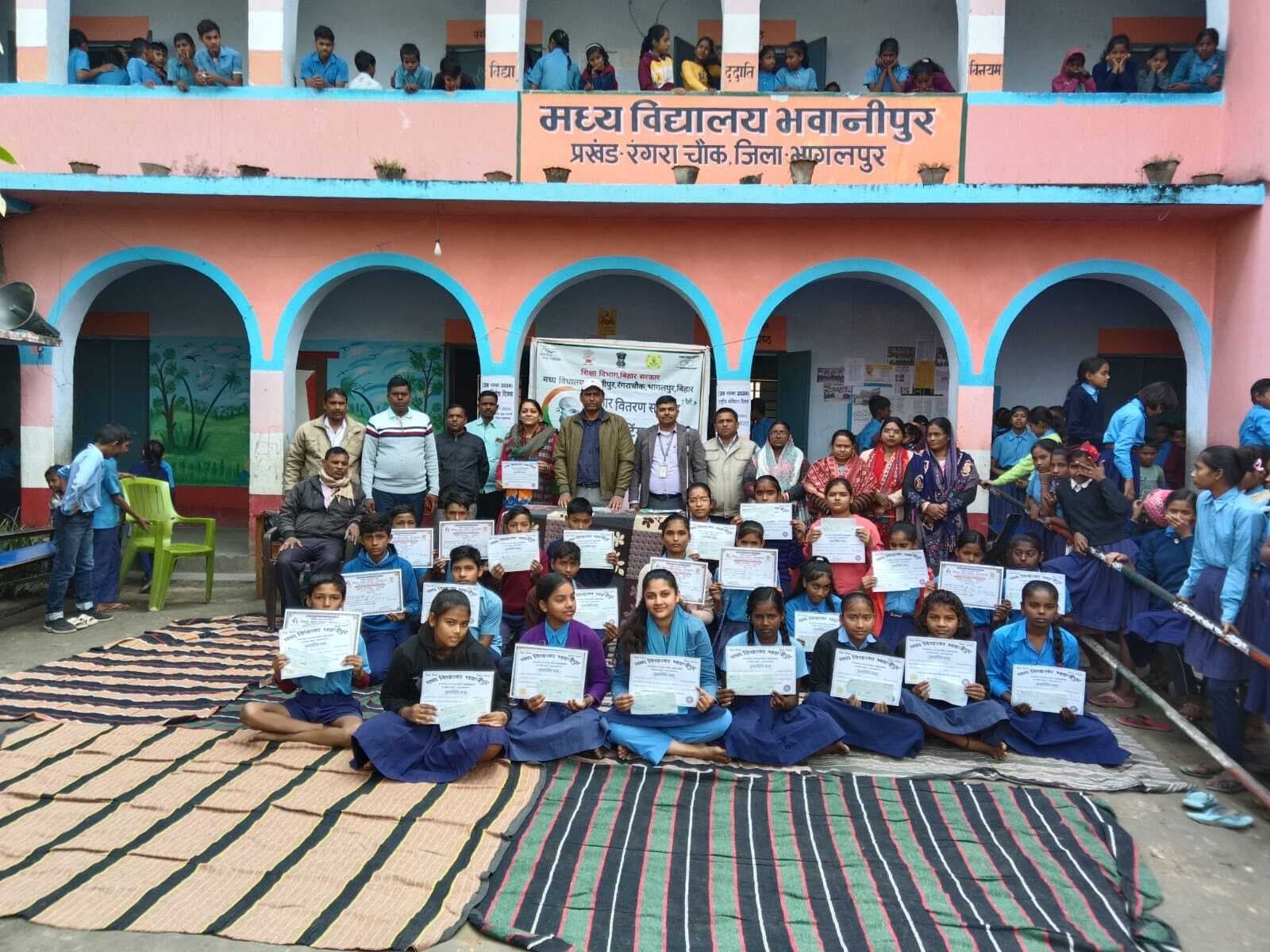 Bhagalpur news मवि भवानीपुर के 22 बच्चे व तीन शिक्षक प्रशस्ति पत्र व पुरस्कार से सम्मानित