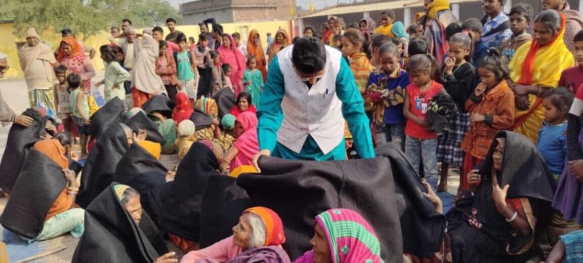 Bhagalpur news दुर्गा मंदिर प्रांगण में जरूरतमंदों में 60 कंबल वितरित