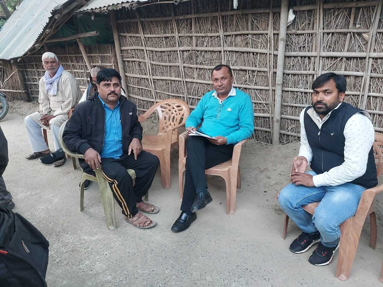 Bhagalpur news कूड़ेदान में मिले आधार कार्ड, जांच करने पहुंचे डाक विभाग के अधिकारी