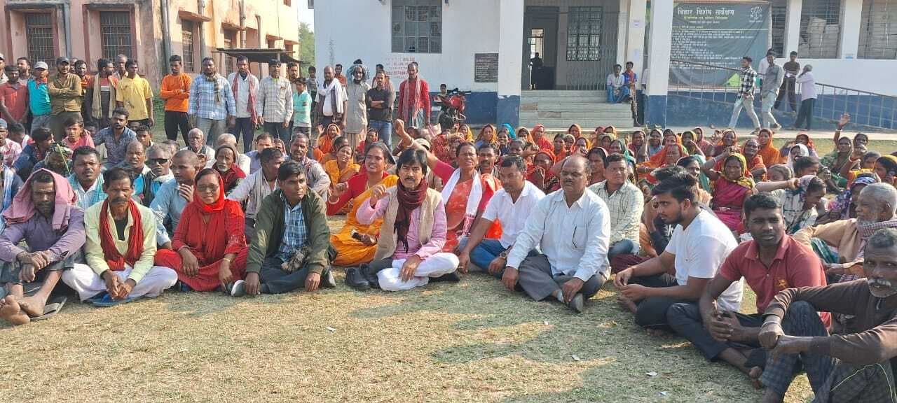 गोलीकांड के विरोध में अदिवासियों ने मनसाही प्रखंड मुख्यालय पर दिया धरना