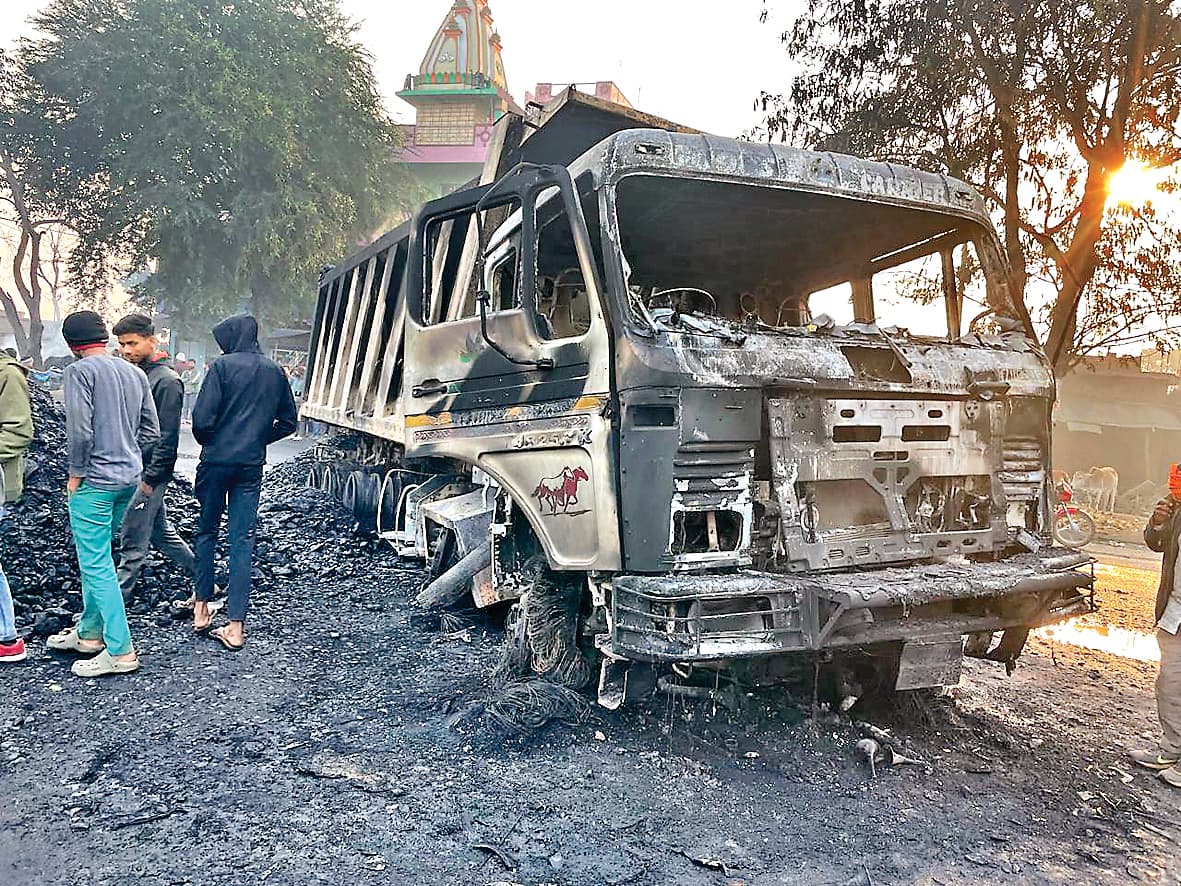 Balumath crime news : बालूमाथ में अपराधियों ने कोयला ढुलाई में लगे दो हाइवा फूंके, फायरिंग की