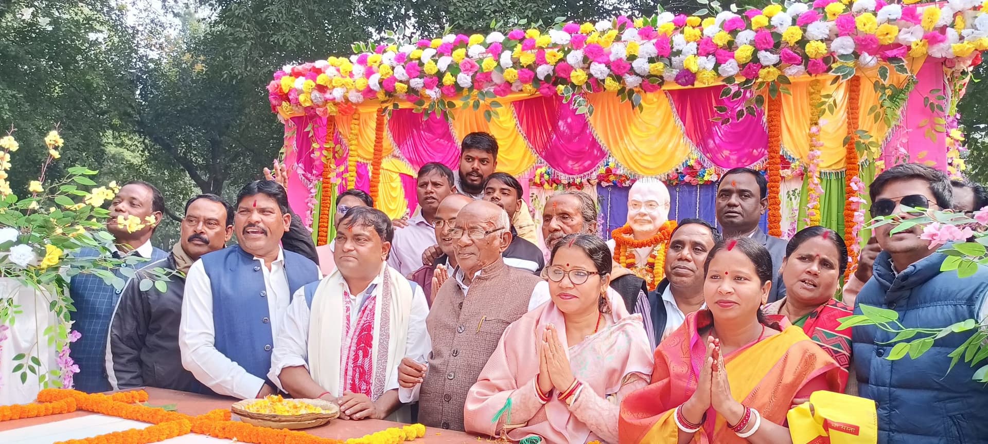 Dhanbad news : बिनोद बाबू के पुत्र की प्रतिमा बलियापुर में लगी