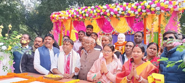 Dhanbad news : बिनोद बाबू के पुत्र की प्रतिमा बलियापुर में लगी