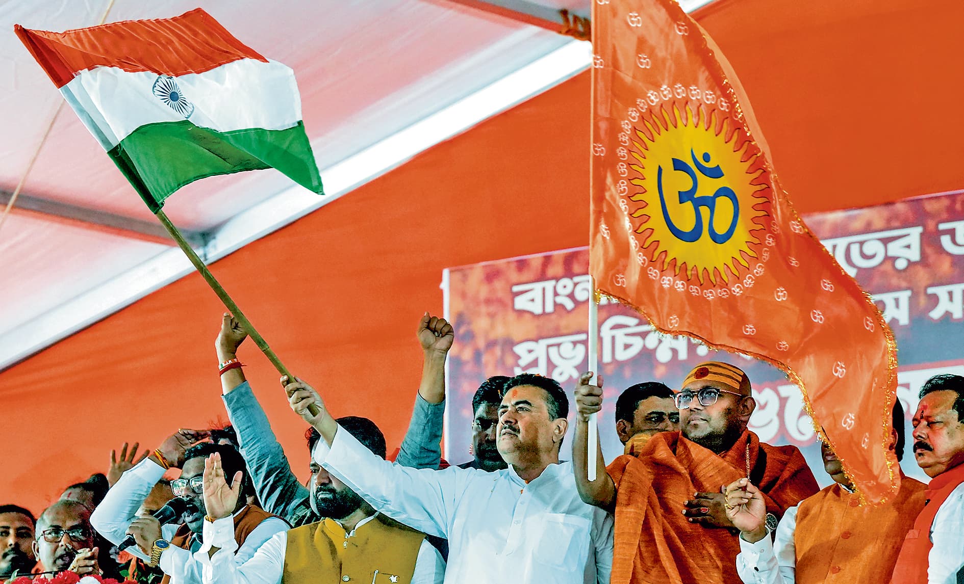 शुभेंदु अधिकारी ने बंगाल से बांग्लादेश को निर्यात पूरी तरह से निलंबित करने की दी धमकी पेट्रापोल. राज्य विधानसभा में विपक्ष के नेता शुभेंदु अधिकारी ने सोमवार को बांग्लादेश में मुहम्मद यूनुस के नेतृत्व वाली अंतरिम सरकार को धमकी दी कि यदि पड़ोसी देश अल्पसंख्यक हिंदुओं और उनके संस्थानों पर लगातार जारी हमलों को रोकने में विफल रहा तो राज्य से सड़क मार्ग के जरिये बांग्लादेश को किये जाने वाले ‘निर्यात’ पर अनिश्चितकालीन प्रतिबंध लगा दिया जायेगा. उत्तर 24 परगना जिले में पेट्रापोल अंतरराष्ट्रीय भूमि सीमा पर भिक्षुओं के एक अराजनीतिक संगठन, अखिल भारतीय संत समिति द्वारा आयोजित एक विरोध बैठक में श्री अधिकारी ने घोषणा की कि ‘बांग्लादेश के लिए व्यापार प्रतिबंधों को चरणबद्ध तरीके से कड़ा किया जायेगा, जिससे भारत से बांग्लादेश में आवश्यक वस्तुओं की आपूर्ति की व्यवस्था चरमरा जायेगी.  पड़ोसी देश में भारतीयों और अल्पसंख्यक हिंदुओं के कथित उत्पीड़न के विरोध में पेट्रापोल सीमा पर वस्तुओं का व्यापार सोमवार सुबह छह बजे से 24 घंटे के लिए निलंबित रहा. अधिकारी ने कहा: व्यापार पर 24 घंटे का निलंबन सिर्फ इस बात का एक ट्रेलर (बानगी) है कि आगे क्या होने वाला है. उन्होंने कहा: अगर अगले हफ्ते तक हिंदुओं और उनके धार्मिक प्रतिष्ठानों पर हमले नहीं रुके तो हम पांच दिन का व्यापार प्रतिबंध लगा देंगे. अगले साल की शुरुआत के बाद हम अनिश्चितकाल के लिए व्यापार बंद कर देंगे, हम देखेंगे कि वहां के लोग हमारे आलू और प्याज के बिना कैसे रहते हैं.