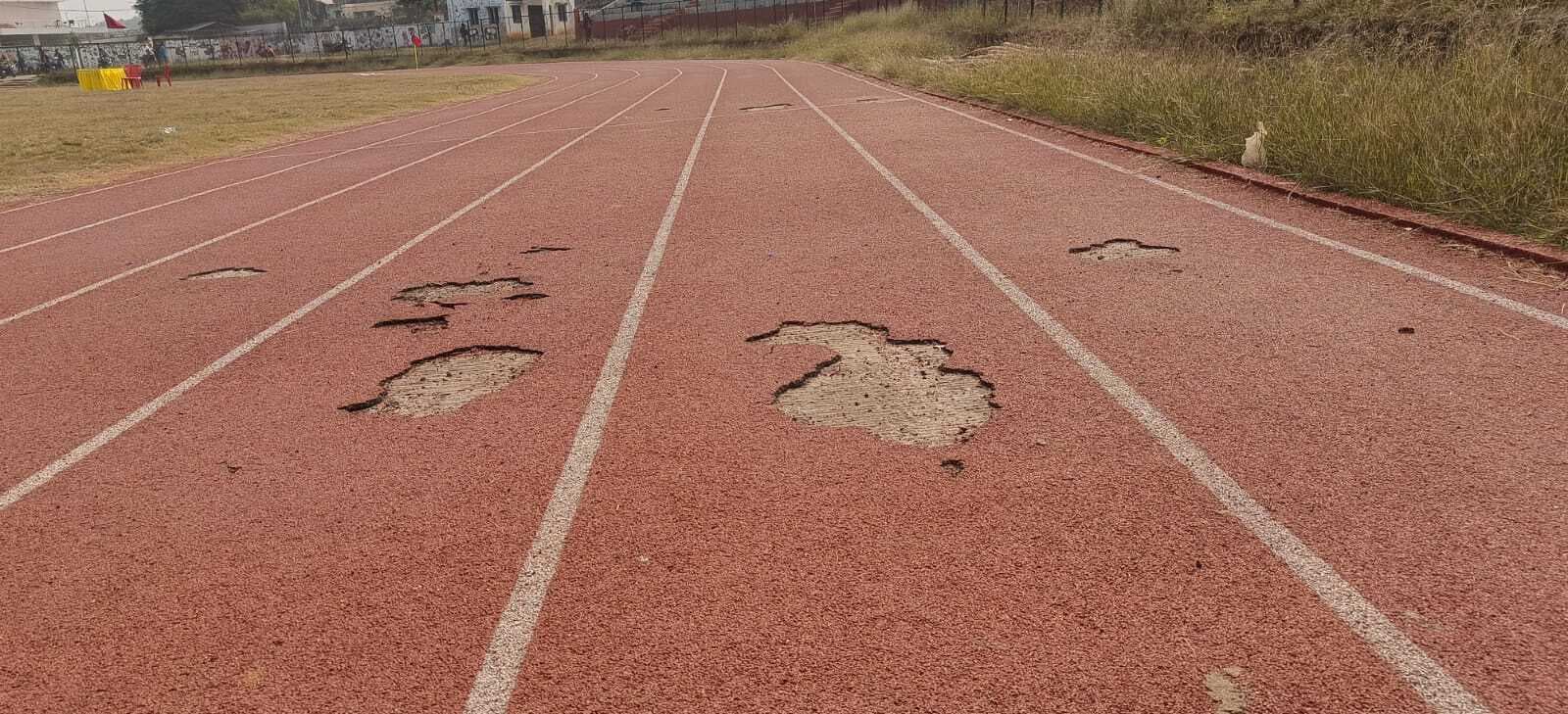 बिरसा कॉलेज के फुटबॉल स्टेडियम का उखड़ने लगा ट्रैक