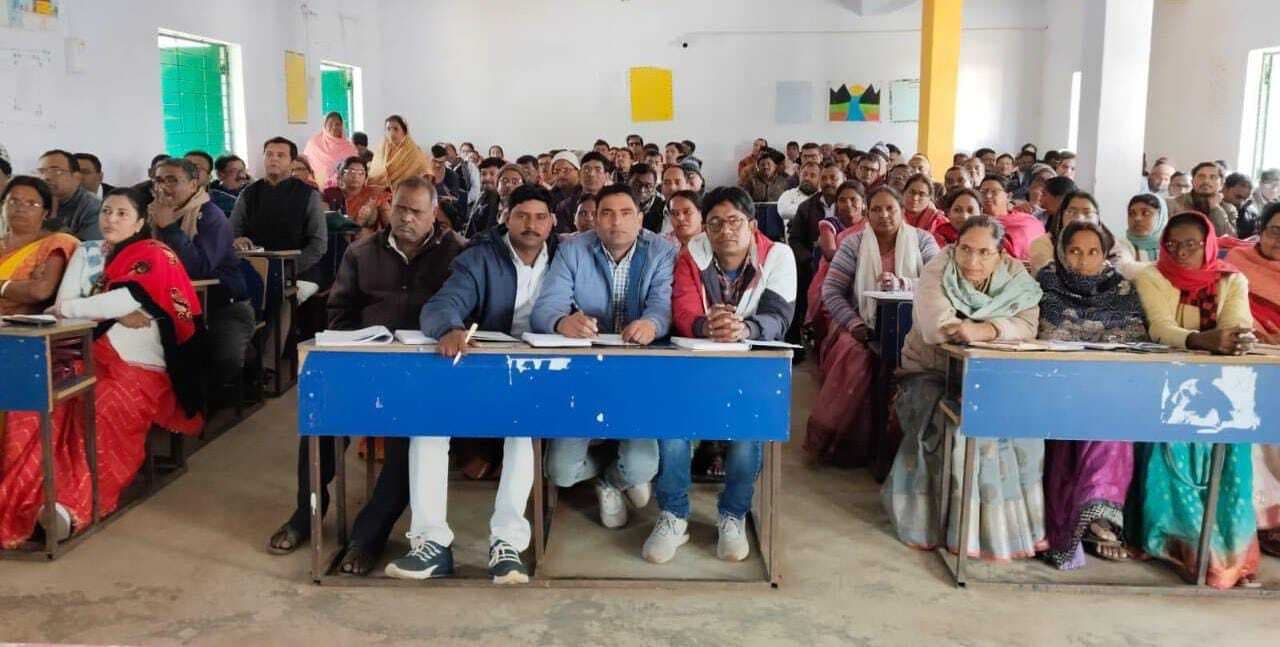 शिक्षक घर-घर सर्वे कर स्कूल में लगायेंगे पीला झंडा