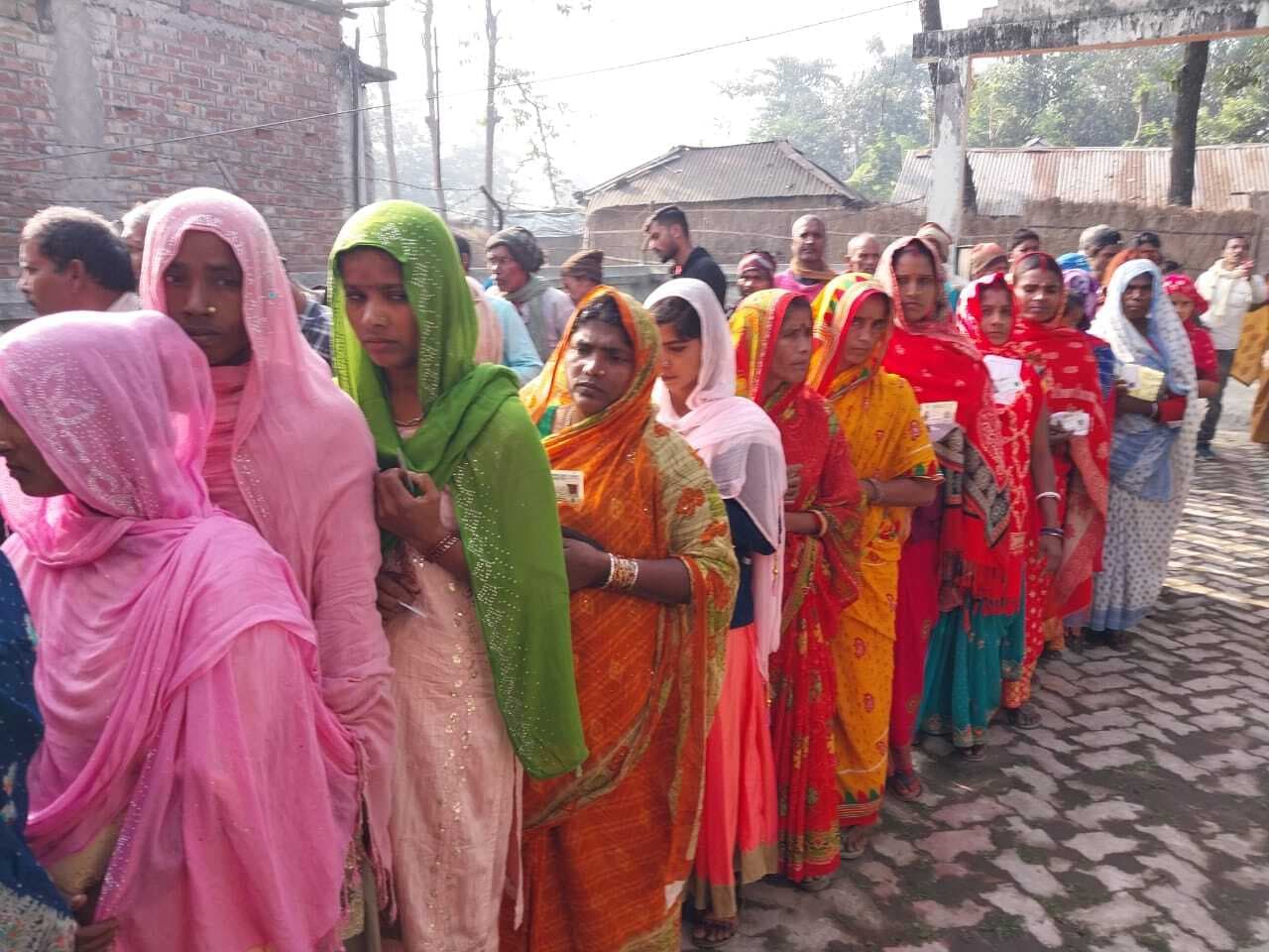 कड़ी सुरक्षा व्यवस्था के बीच 30 मतदान केंद्रों पर हुई वोटिंग , 61.76 प्रतिशत हुआ मतदान