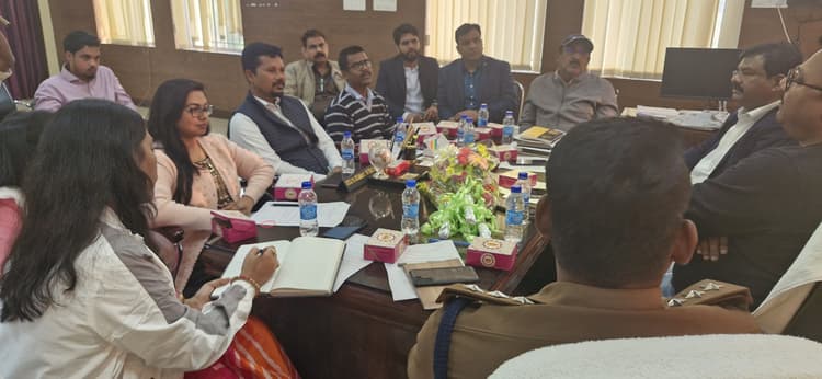 विकास कार्यों में तेजी लायें अफसर