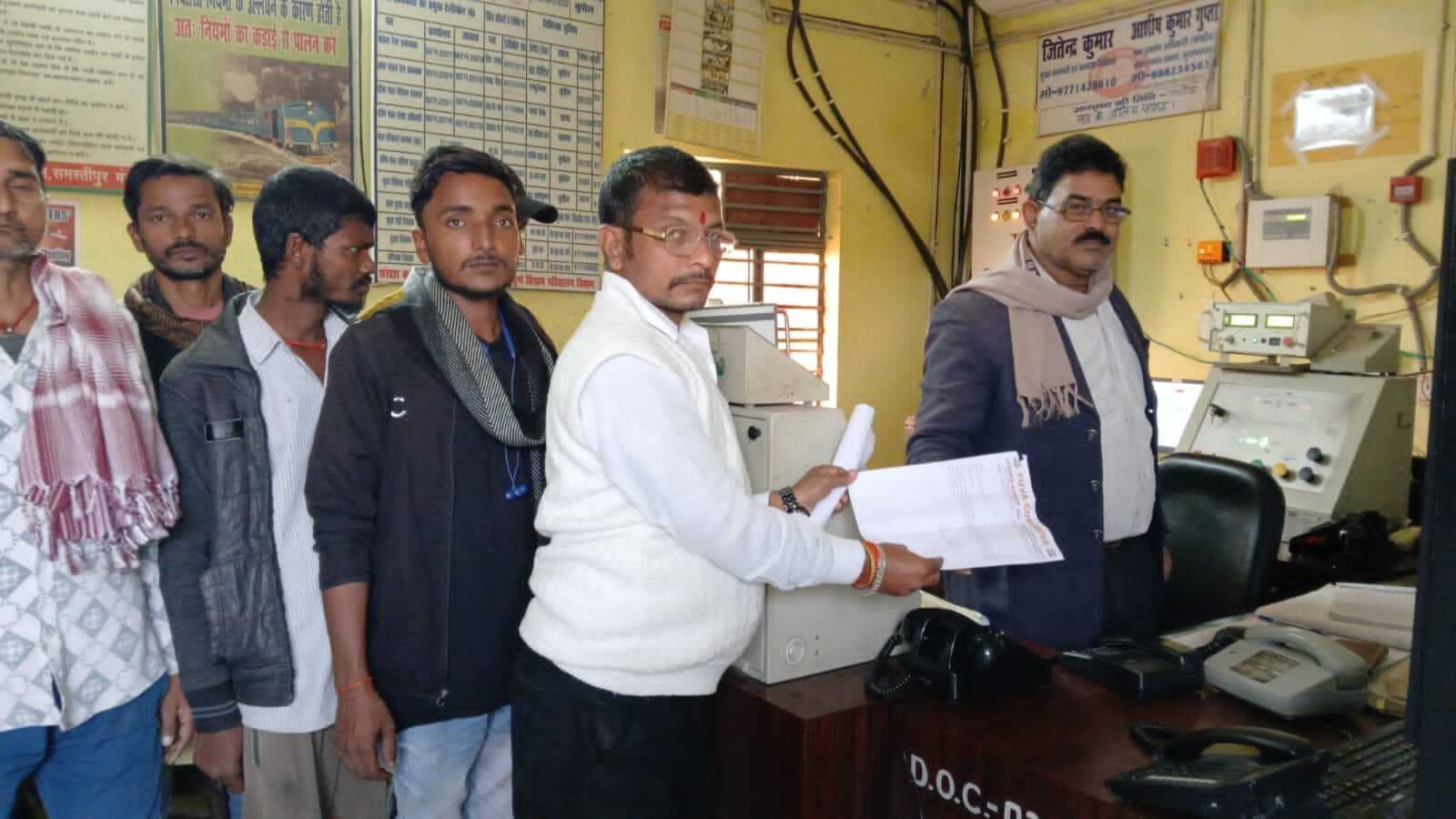 रेल विभाग की दोहरी नीति के खिलाफ युवा कांग्रेस ने सौंपा ज्ञापन