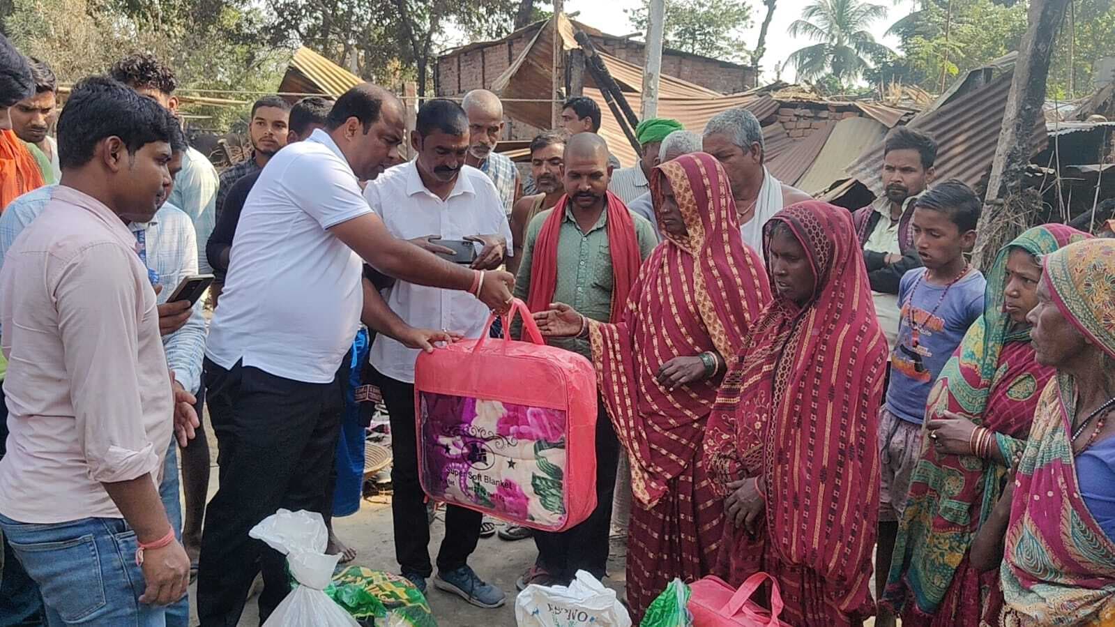 पनोरमा ग्रुप के सीएमडी ने अग्निपीड़ितों के बीच वितरण किया राहत सामग्री