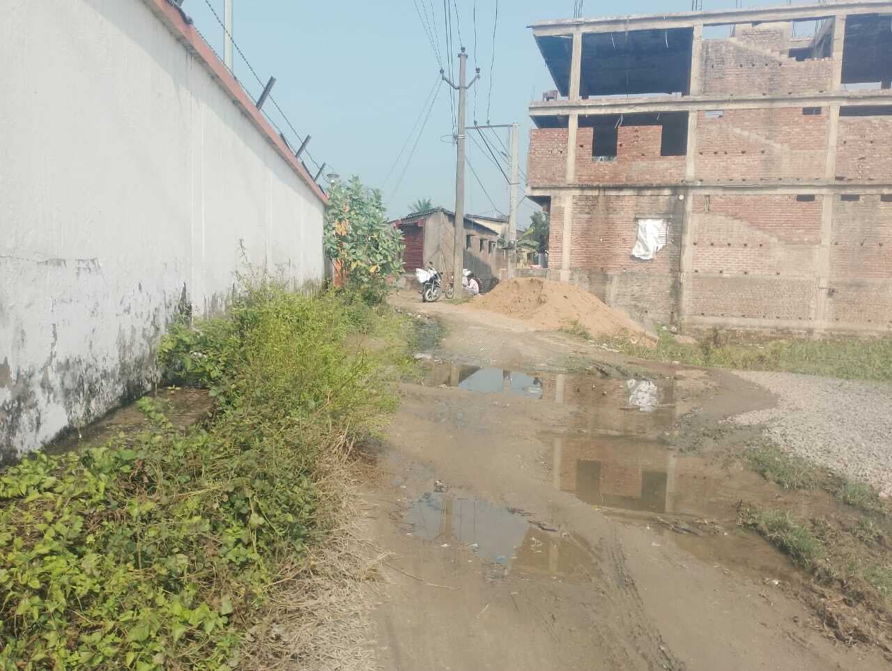 निकास के अभाव में सड़क पर गिर रहा पारा मेडिकल प्रशिक्षण केंद्र का गंदा पानी