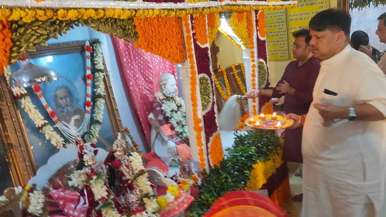 Deoghar News : संत बलदेव दास की पूजा के बाद किया गया भव्य शृंगार