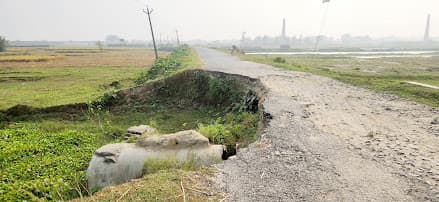 क्षतिग्रस्त कलवर्ट व खस्ताहाल सड़क पर चलना लोगों की मजबूरी