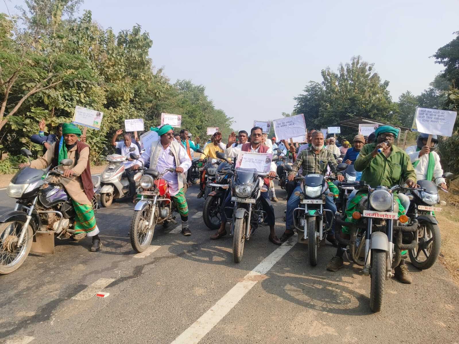 रक्षा सूत्र बांधकर पेड़ों को नष्ट नहीं होने देने का लिया गया संकल्प