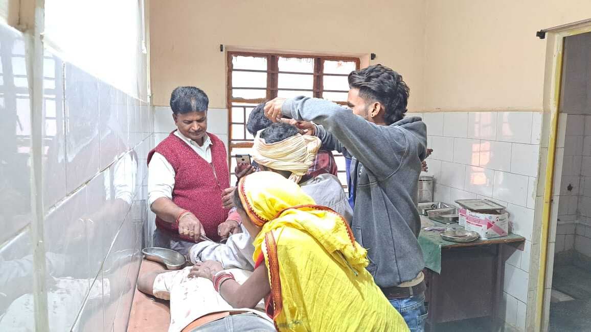 बाइक से गिरकर युवक घायल, धनबाद रेफर